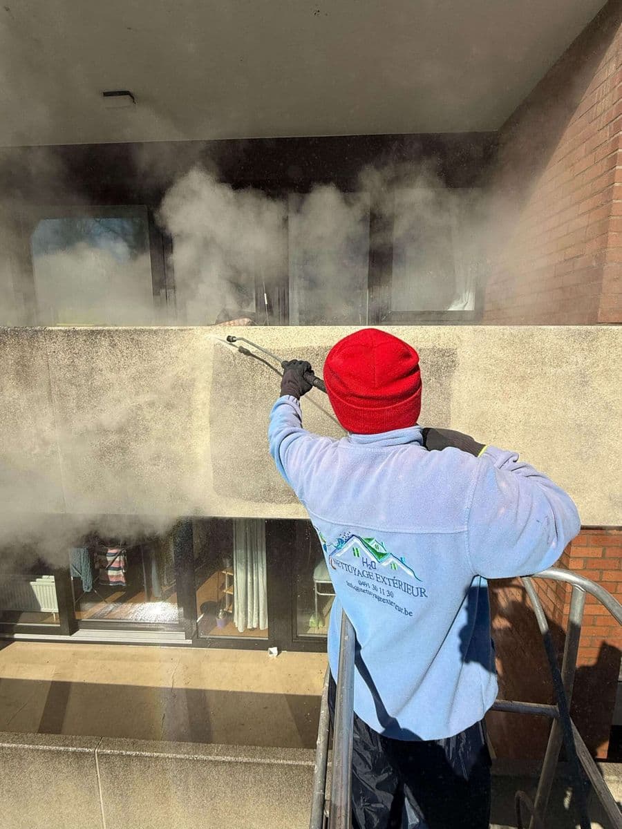 Nettoyage d'une façade en béton à la vapeur basse pression depuis un échafaudage