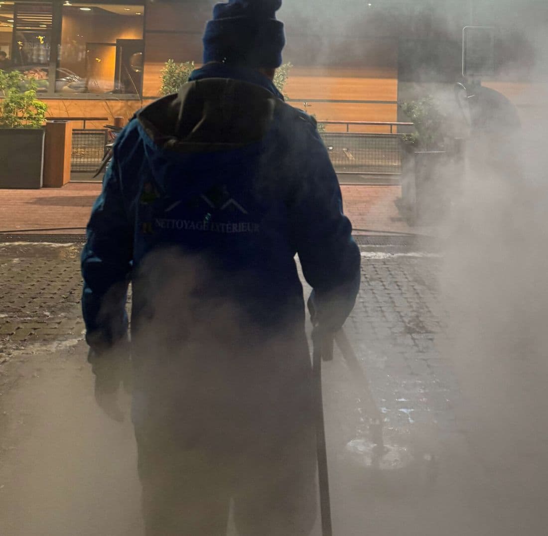 Nettoyage vapeur des abords d'un commerce, de nuit, site fermé